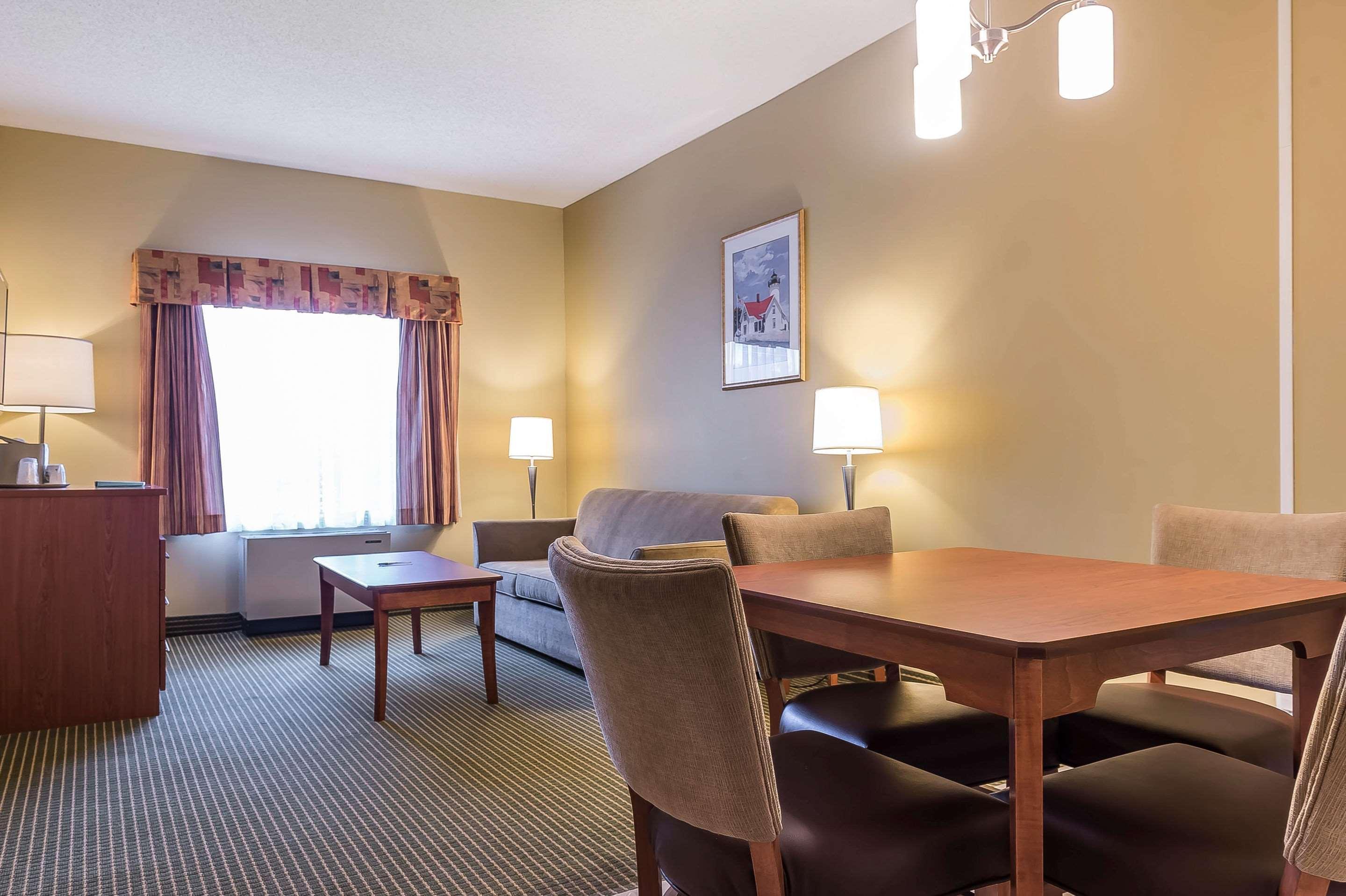 Quality Inn & Suites Hawkesbury Esterno foto