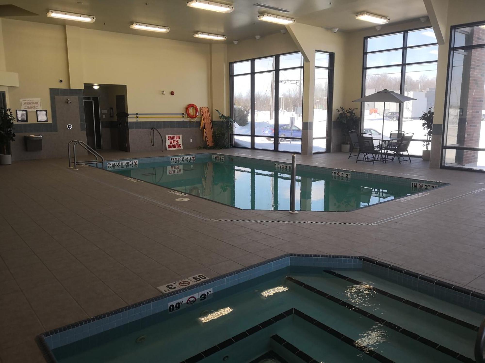 Quality Inn & Suites Hawkesbury Esterno foto